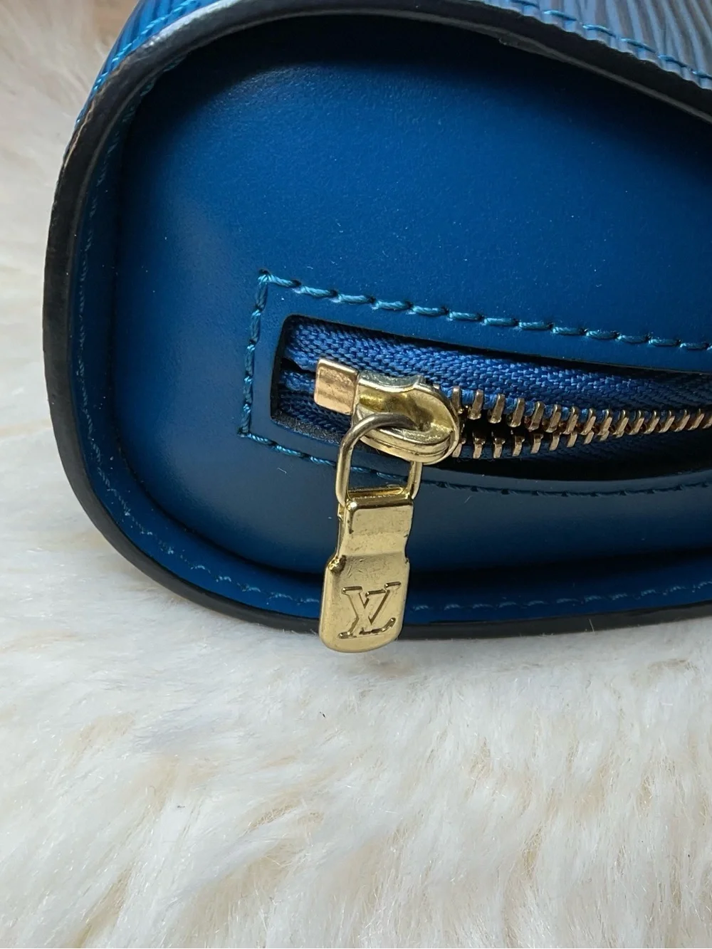 Louis Vuitton compact louis
